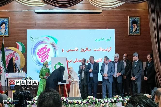 نمایشگاه آثار کانونهای برتر طرح تحولی فارس در سالروز تاسیس و هفته کانونهای فرهنگی و تربیتی