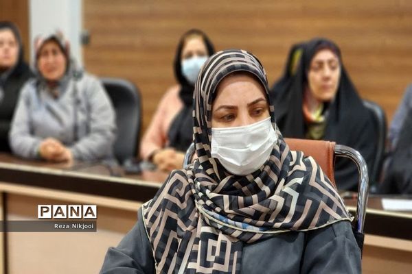 نشست هم‌اندیشی و آموزش خانواده روسای انجمن مدارس ناحیه یک بهارستان