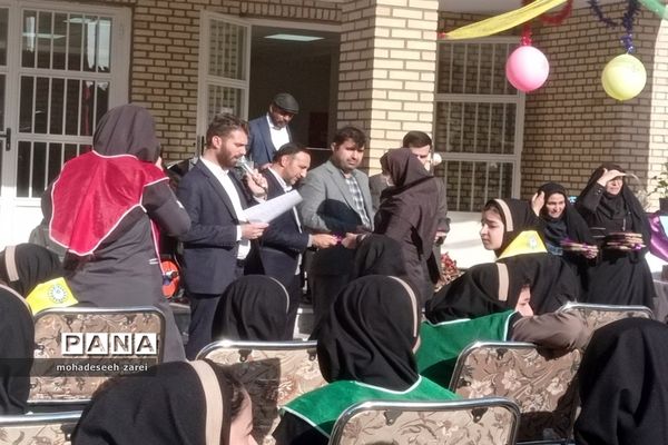 تقدیر از دانش‌آموزان برتر تحصیلی در مدرسه عترت قرچک
