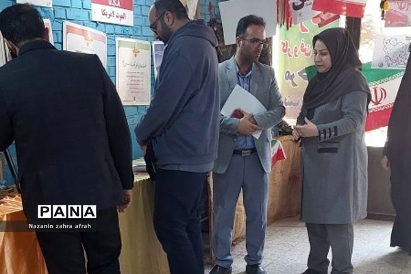بازدید و ارزیابی نمایشگاه مدرسه انقلاب  دبیرستان آزاده رودهن
