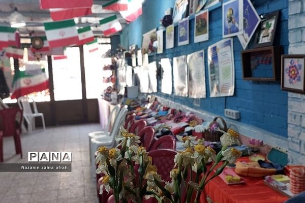 بازدید و ارزیابی نمایشگاه مدرسه انقلاب  دبیرستان آزاده رودهن