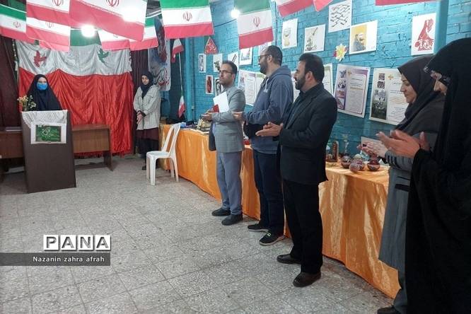بازدید و ارزیابی نمایشگاه مدرسه انقلاب دبیرستان آزاده رودهن