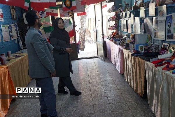 بازدید و ارزیابی نمایشگاه مدرسه انقلاب  دبیرستان آزاده رودهن