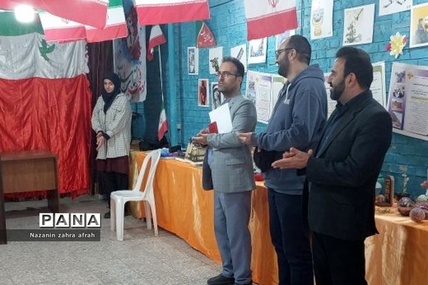 بازدید و ارزیابی نمایشگاه مدرسه انقلاب  دبیرستان آزاده رودهن