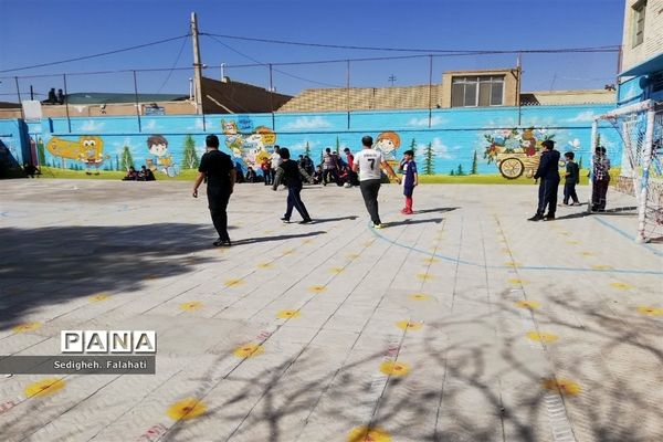 برگزاری مسابقه فوتبال بین معلمان و دانش‌آموزان مدرسه