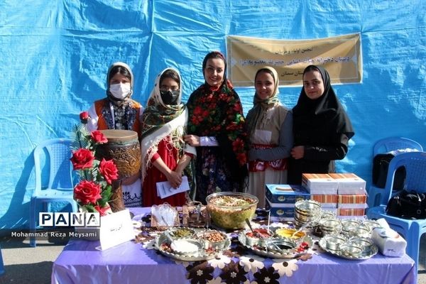 برپایی بازارچه خیریه توسط انجمن‌های اولیا و مربیان استان سمنان