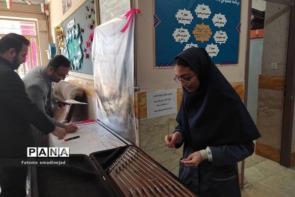 بازدید و ارزیابی نمایشگاه انقلاب دبیرستان تربیت رودهن