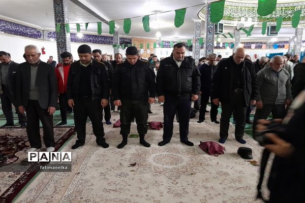 حضور پاسداران در نماز جمعه به مناسبت روز پاسدار