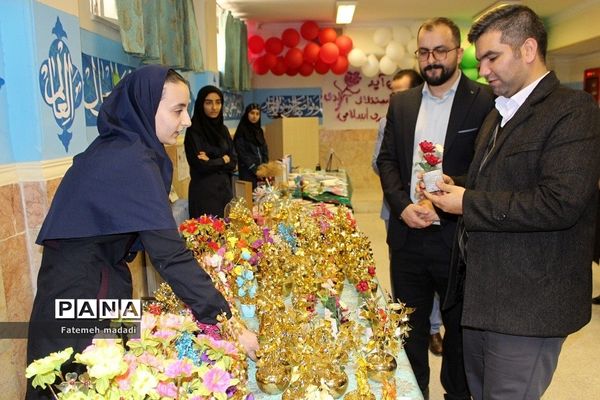 بازید از نمایشگاه و دستاوردهای مدرسه انقلاب دبیرستان سپاهان و حضرت زینب در بهارستان ۲