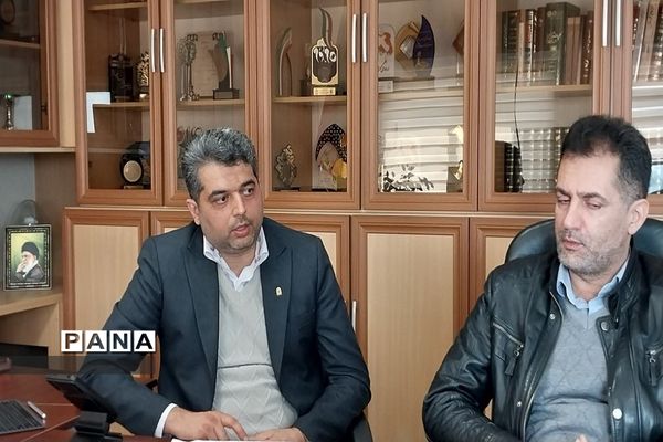 اهدا گل و تبریک هفته امور تربیتی به کارشناسان اداره‌کل آموزش وپرورش شهرستان‌های استان تهران