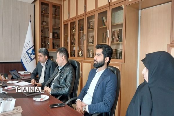 اهدا گل و تبریک هفته امور تربیتی به کارشناسان اداره‌کل آموزش وپرورش شهرستان‌های استان تهران