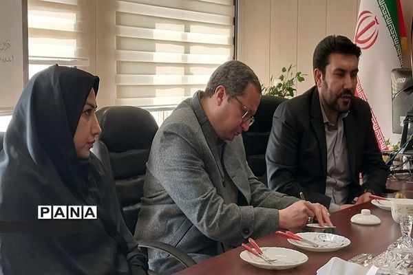 اهدا گل و تبریک هفته امور تربیتی به کارشناسان اداره‌کل آموزش وپرورش شهرستان‌های استان تهران
