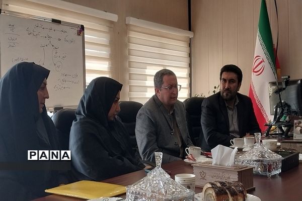 اهدا گل و تبریک هفته امور تربیتی به کارشناسان اداره‌کل آموزش وپرورش شهرستان‌های استان تهران