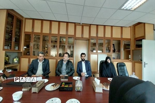 اهدا گل و تبریک هفته امور تربیتی به کارشناسان اداره‌کل آموزش وپرورش شهرستان‌های استان تهران