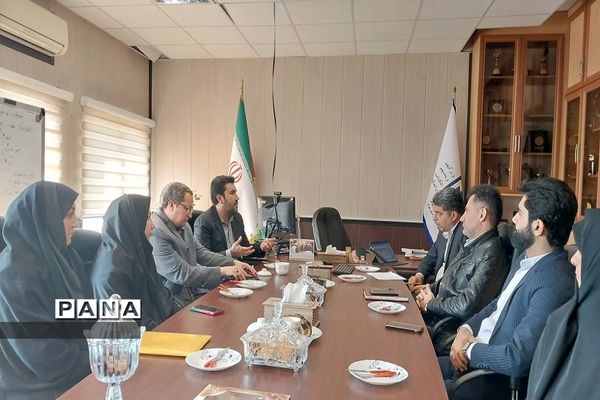 اهدا گل و تبریک هفته امور تربیتی به کارشناسان اداره‌کل آموزش وپرورش شهرستان‌های استان تهران