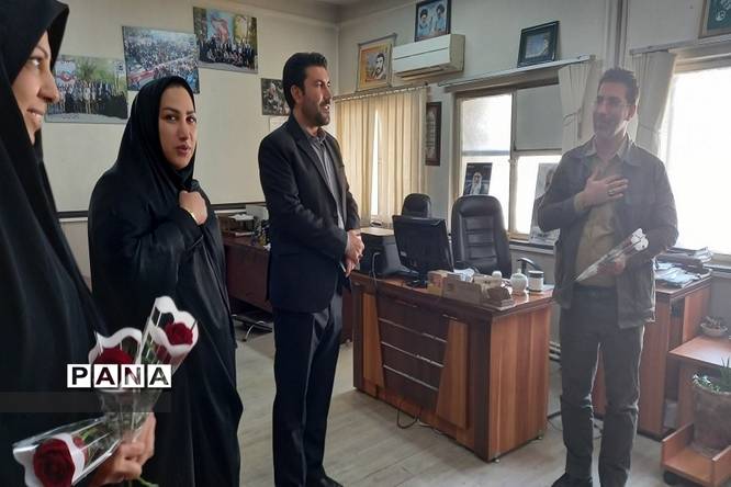 اهدا گل و تبریک هفته امور تربیتی به کارشناسان ادارهکل آموزش وپرورش شهرستانهای استان تهران