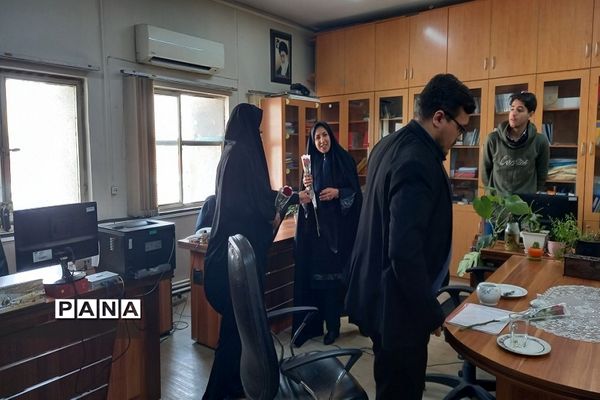 اهدا گل و تبریک هفته امور تربیتی به کارشناسان اداره‌کل آموزش وپرورش شهرستان‌های استان تهران