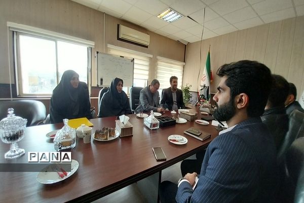 اهدا گل و تبریک هفته امور تربیتی به کارشناسان اداره‌کل آموزش وپرورش شهرستان‌های استان تهران