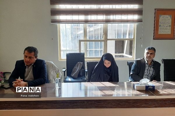 جلسه تخصصی مسئولان آموزش فنی حرفه‌ای اداره‌کل آموزش و پرورش شهرستان‌های استان تهران در رودهن
