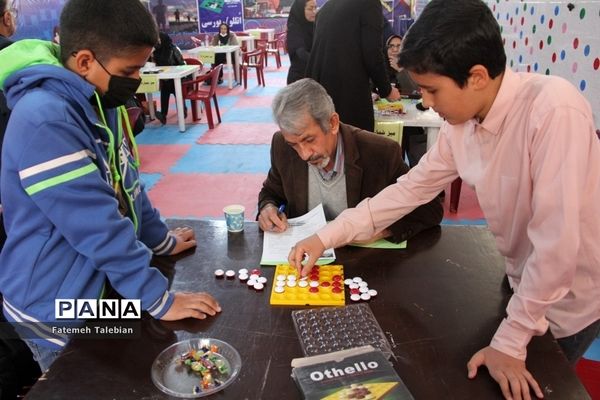 رقابت 900 دانش‌آموز ناحیه چهار شیراز در المپیاد بازی‌های فکری رویش