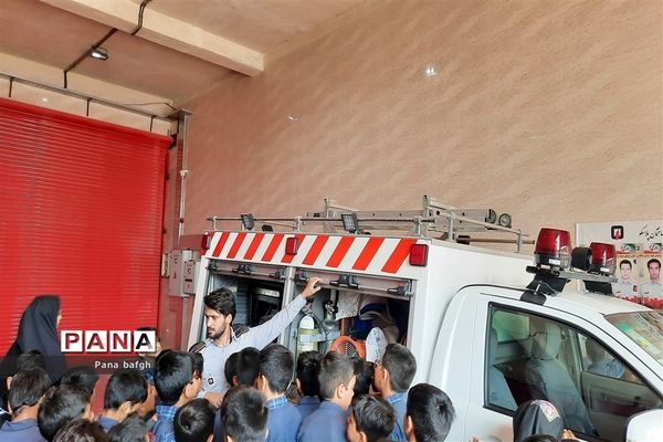 بازدید دانش‌آموزان مدرسه شاهد غدیر بافق از مرکز آتش نشانی