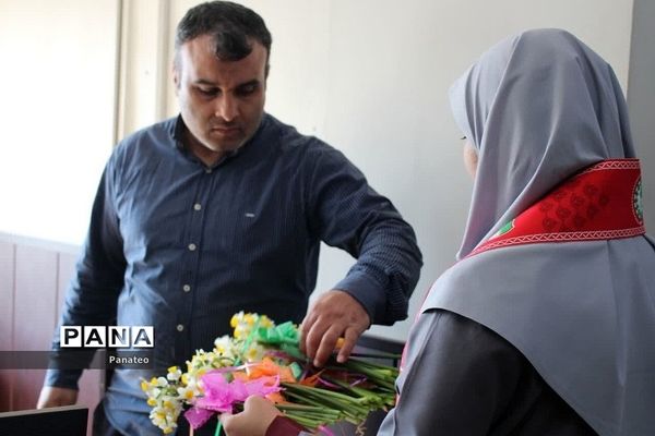 اهدای گل به مسئولان اداره‌کل آموزش و پرورش شهرستان‌های تهران در آغاز هفته امور تربیتی