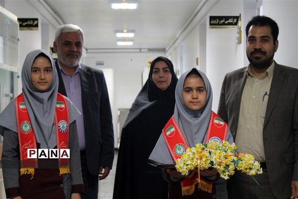 تقدیم گل دانش‌آموزان شهرستان‌های استان تهران به متولیان وزارت آموزش و پرورش