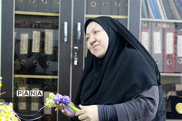 تقدیم گل دانش‌آموزان شهرستان‌های استان تهران به متولیان وزارت آموزش و پرورش
