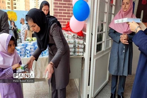 جشن شکوفه‌ها در آموزشگاه افق پرند