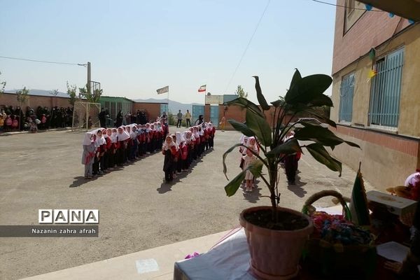 برگزاری جشن شکوفه‌ها در دبستان حضرت زینب(س) رودهن