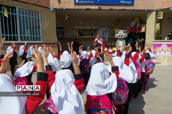 برگزاری جشن شکوفه‌ها در دبستان حضرت زینب(س) رودهن