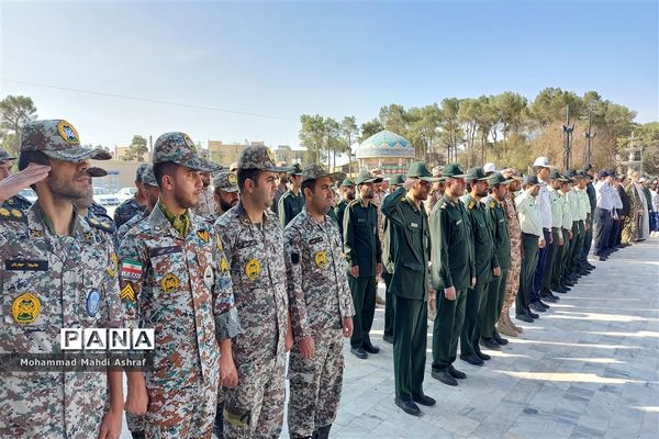 صبحگاه مشترک در اولین روز از هفته دفاع مقدس در نایین