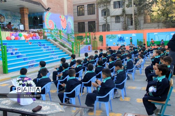برگزاری مراسم جشن شکوفه‌ها در دبستان علی اکبر طالبی ناحیه یک شهرری