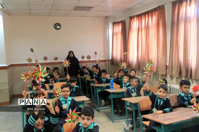 برگزاری مراسم جشن شکوفهها در دبستان علی اکبر طالبی ناحیه یک شهرری