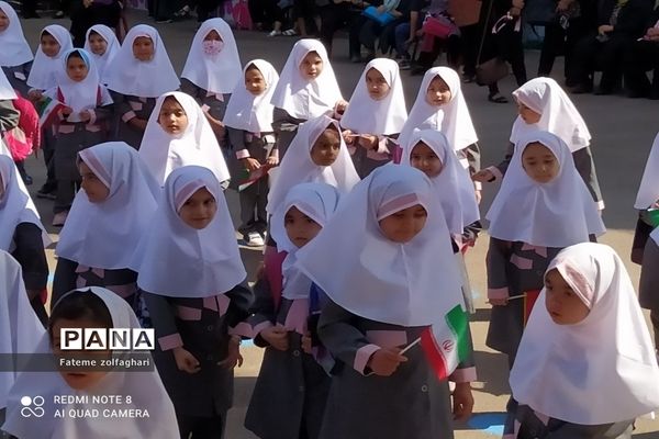 جشن کلاس اولی‌ها در دبستان شکوفه‌های انقلاب منطقه ۱۳