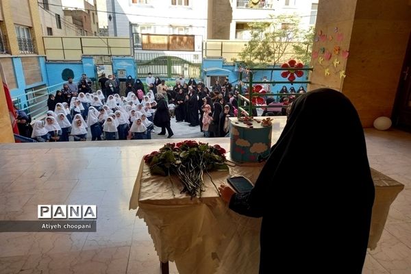 آیین جشن شکوفه‌ها در دبستان امام سجاد منطقه ۱۴