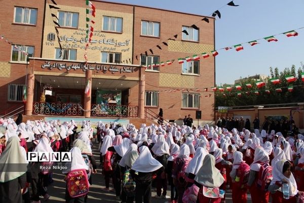 نواختن زنگ آغاز سال تحصیلی جدید مدارس بهارستان با حضور معاون رئیس‌جمهوری