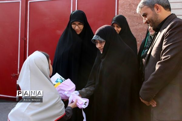 نواختن زنگ آغاز سال تحصیلی جدید مدارس بهارستان با حضور معاون رئیس‌جمهوری