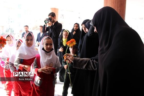 نواختن زنگ آغاز سال تحصیلی جدید مدارس بهارستان با حضور معاون رئیس‌جمهوری