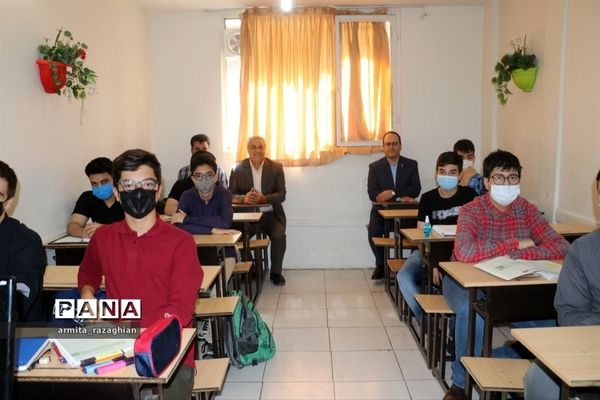 ارزیابی عملکرد دبیرستان‌های غیر دولتی منطقه ٣