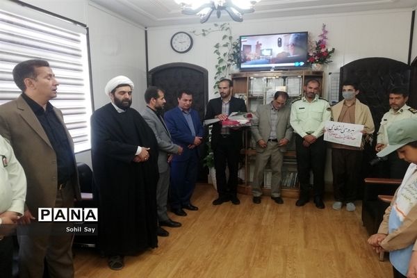 اهدای گل به کارکنان نیروی انتظامی در کاشمر