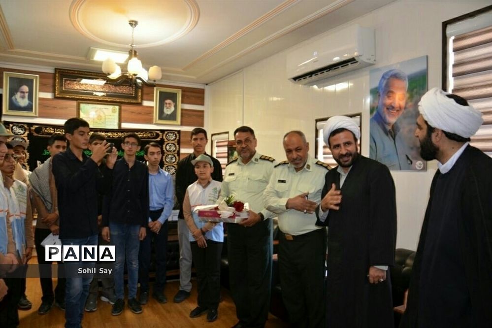 اهدای گل به کارکنان نیروی انتظامی در کاشمر
