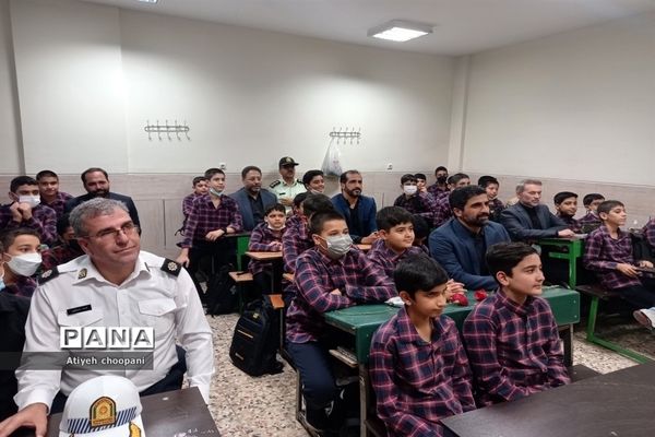 آیین بازگشایی مدارس و زنگ ایثار و مقاومت در دبیرستان شهید افتخاری منطقه ۱۴
