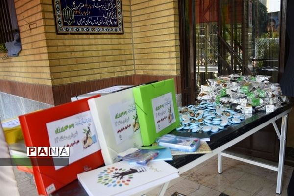 آیین بازگشایی مدارس و زنگ ایثار و مقاومت در دبیرستان شهید افتخاری منطقه ۱۴
