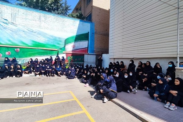 مراسم تشییع شهید گمنام در دبیرستان فرزانگان رودهن