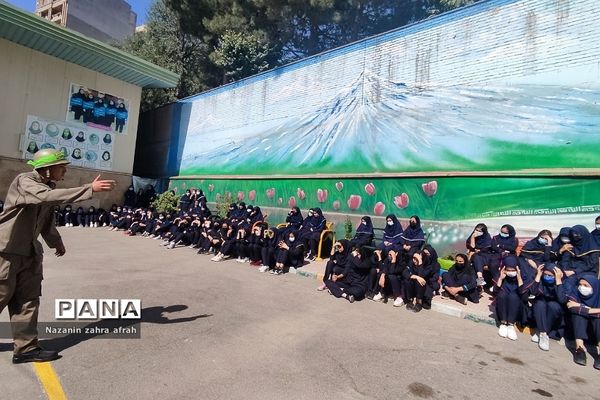 مراسم تشییع شهید گمنام در دبیرستان فرزانگان رودهن