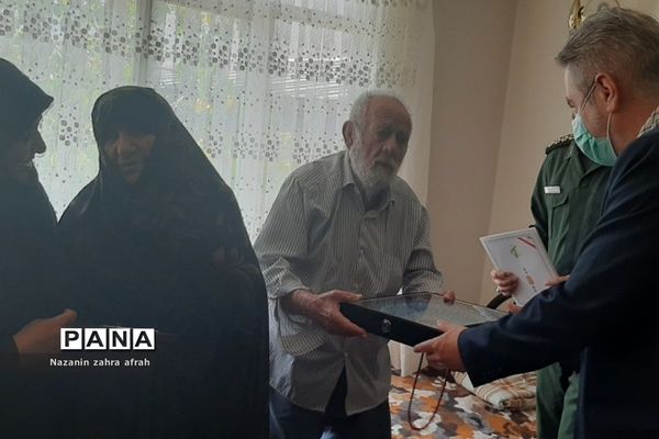 دیدار مسئولان با خانواده شهید در رودهن