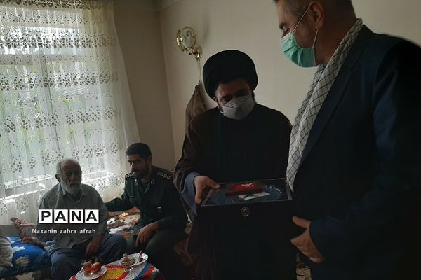 دیدار مسئولان با خانواده شهید در رودهن