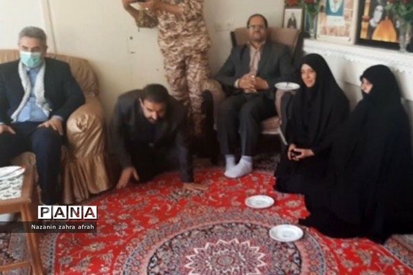 دیدار مسئولان با خانواده شهید در رودهن