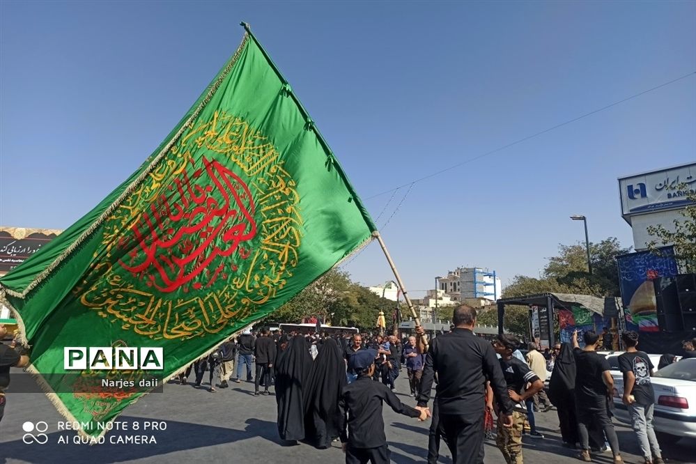 پیاده‌روی زائران امام رضا (ع) به سمت حرم مطهر رضوی